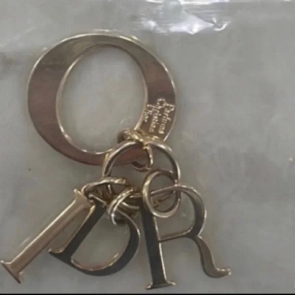 DIOR LOGO Keychain Handbag
Charm Gold Tone Metal 
Christian Dior Beauty - Picture 5 of 5
